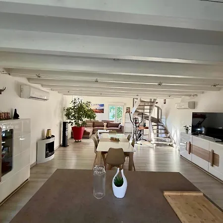 Apartamento Large, Bright Loft With Mezzanine